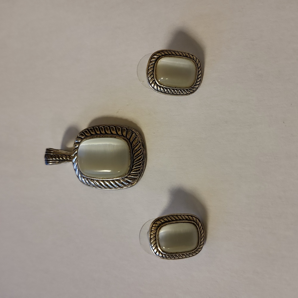 3/$25 ✨️ Pendant & Earring Set - Picture 3 of 9